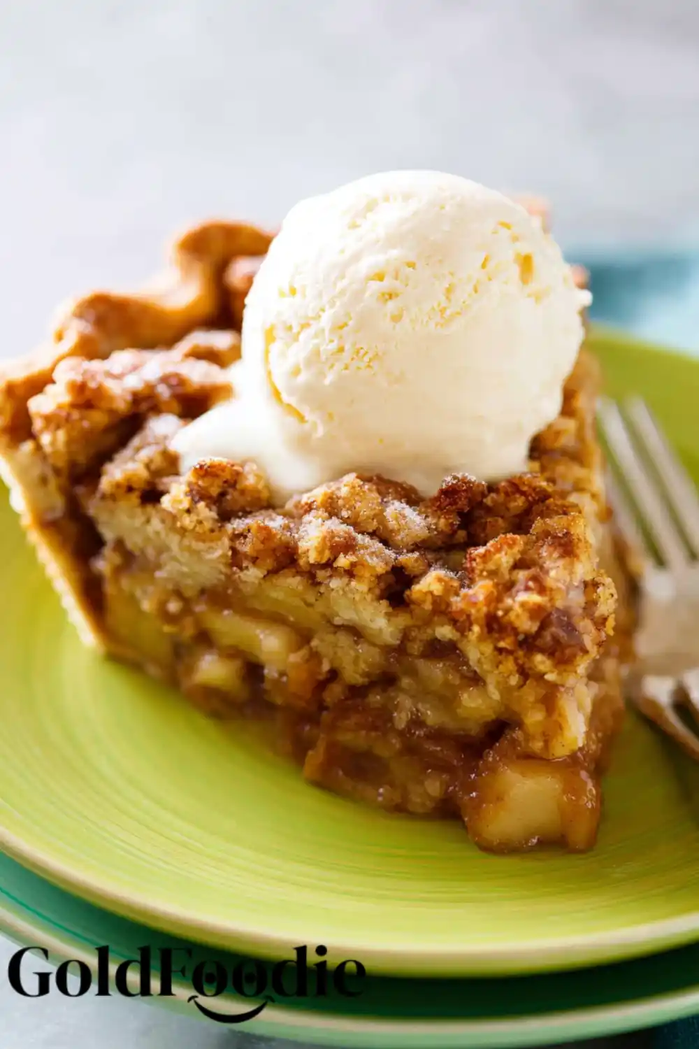 Apple Crumble Pie 5 Apple crumble pie with melting vanilla ice cream